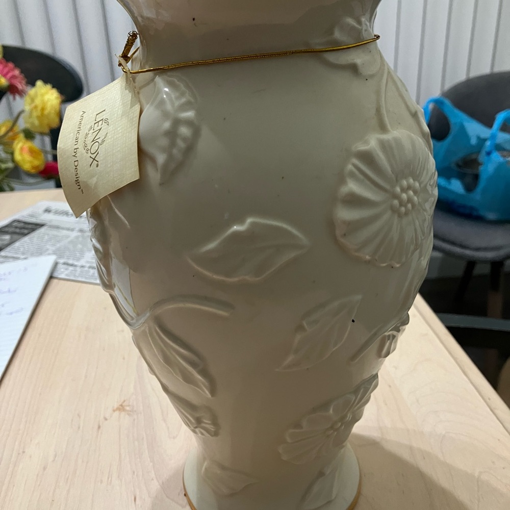NWT Lennox Poppy Vase Ivory 24 Karat Gold Trim